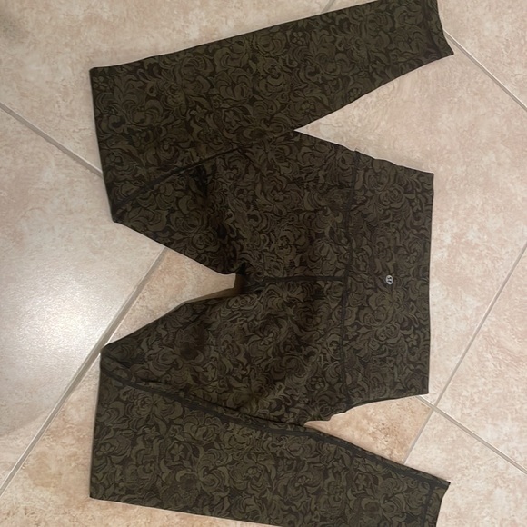 Lululemon - Picture 4 of 11